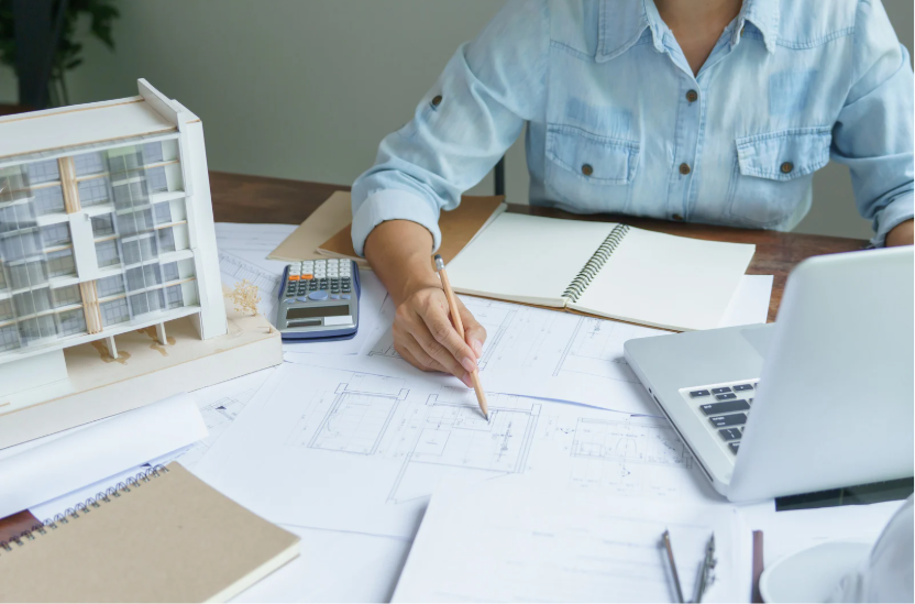 equipe técnica avalia estrutura durante elaboração de laudos técnicos